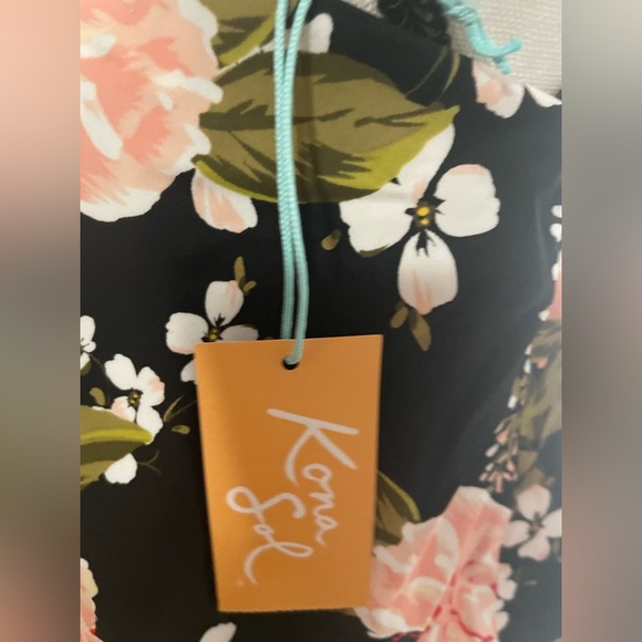 Woman’s bathing suit tankini top - Picture 3 of 4